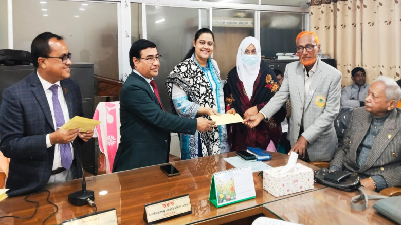 নবাবগঞ্জ  সরকারি মহিলা কলেজে দরিদ্র ও মেধাবী শিক্ষ...