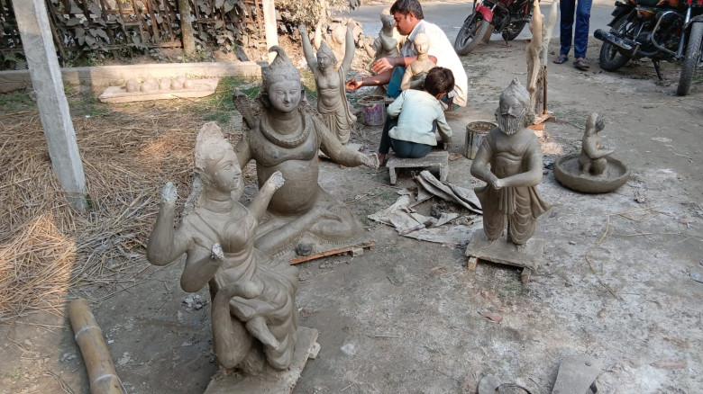 কুড়িগ্রাম রাজারহাটে মাটি আর রঙের তুলিতে ফুটে উঠছে ...