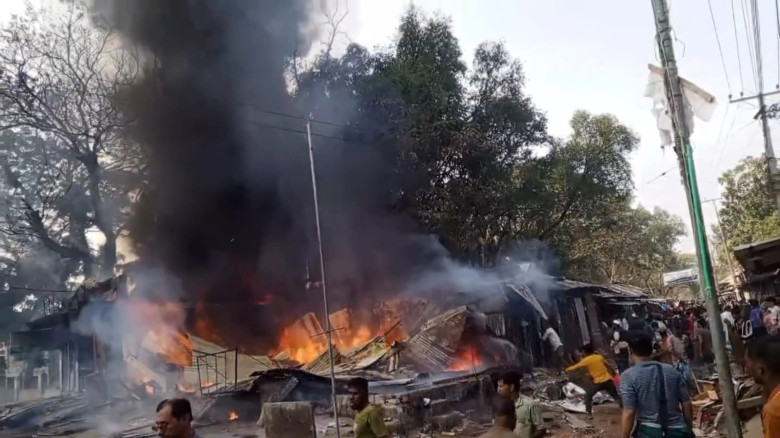 হাতিয়ায় তেলের দোকানে ভয়াবহ আগুন, ৬ দোকান পুড়ে ছাঁই...