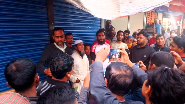 পলাশবাড়ীতে ব্যবসায়ীদের হস্তক্ষেপে দখল হওয়া দোকান ফ...