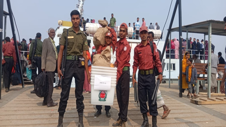হাতিয়ার চরাঞ্চলে পৌছেছে নির্বাচনের ব্যালেট বাক্স...