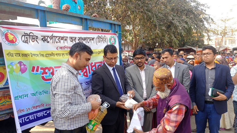 জয়পুরহাটে রমজান মাস উপলক্ষ্যে টিসিবির পণ্য বিক্রি ...