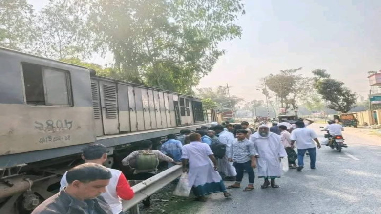 রাজারহাটে ট্রেন-মোটরসাইকেল সংঘর্ষ, ইঞ্জিনের সামান্...