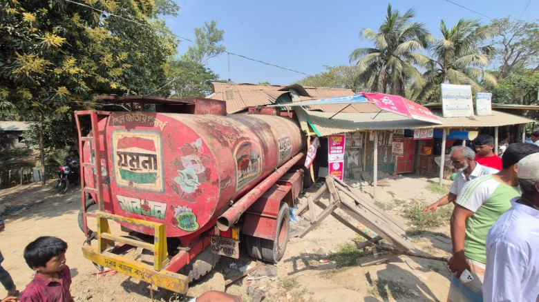 ‎নিয়ন্ত্রণ হারিয়ে তেলবাহী ট্রাক ঢুকে পড়লো দোকানে, ...