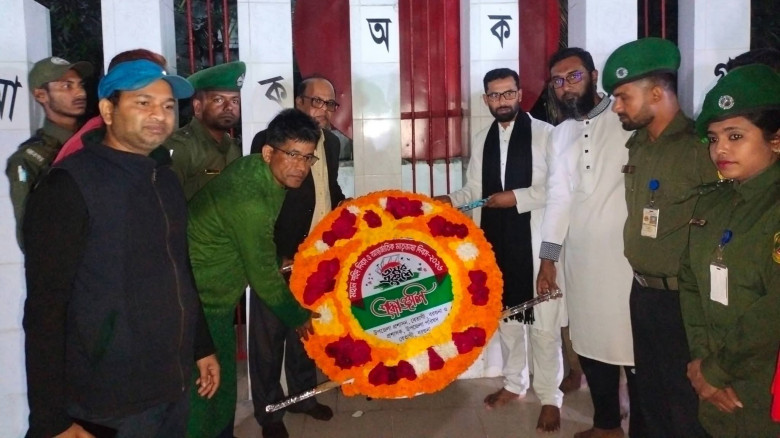 বেতাগীতে একুশের প্রথম প্রহরে কেন্দ্রীয় শহীদ মিনারে...
