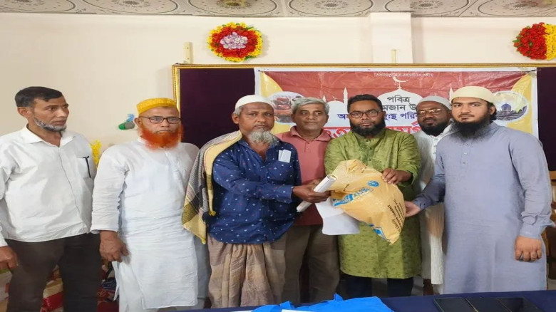 আমতলীতে ৩০০ দরিদ্র পরিবার মাঝে ইফতার সামগ্রী বিতরন...