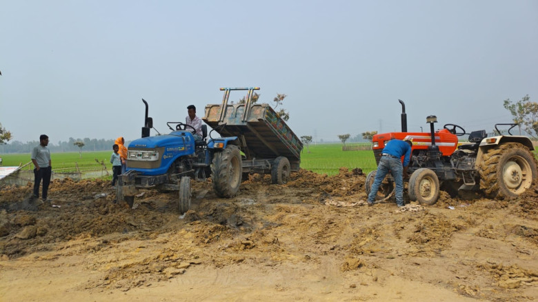 পুকুর খননের মাটি দিয়ে সড়কপাশ ভরাট:স্থানীয়দের উদ...