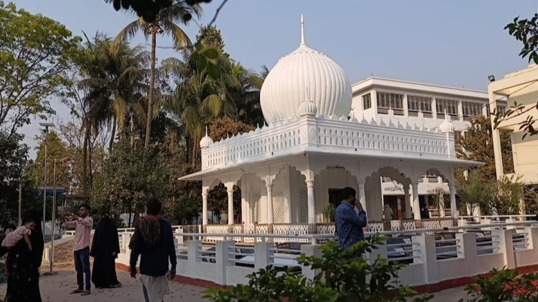 কুষ্টিয়ায় বাউল সম্রাট  লালন সাঁইর আঁখড়াবাড়ীতে দোল ...