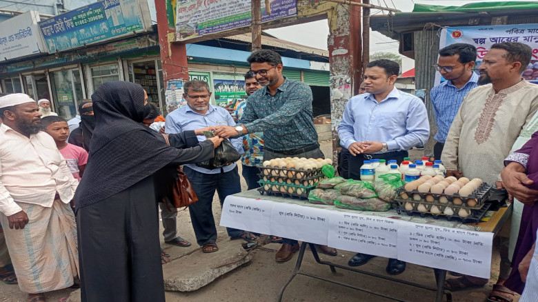 চৌদ্দগ্রামে সুলভমূল্যে দুধ ডিম ও মাংস বিক্রয় কার্য...