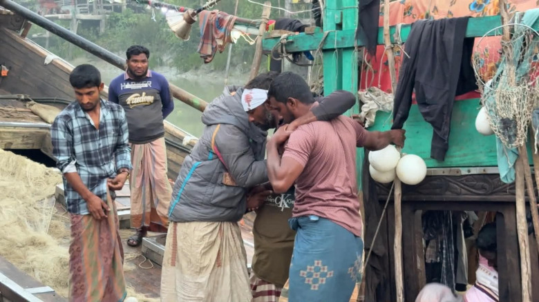 গভীর বঙ্গোপসাগরে ট্রলারে হামলা: ২ জেলে নিখোঁজ, আহত...