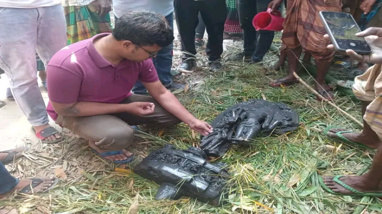 চাটমোহরে মঠের পুকুর থেকে প্রাচীন বিষ্ণুমূর্তির ভগ্...