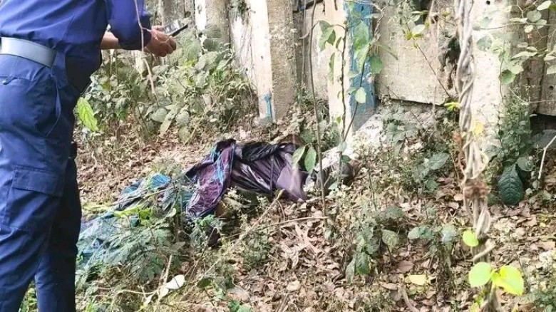 নাটোরের বড়াইগ্রামে মহাসড়কের নিচে অজ্ঞাত ব্যক্তির ল...