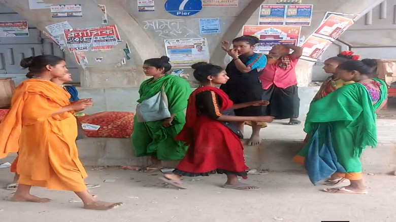 যাযাবর জীবনের আড়ালে ঢাকা পড়া এক বঞ্চনার দীর্ঘশ্বাস...