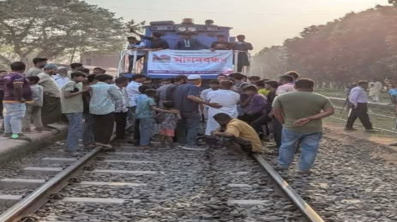 কুষ্টিয়ার জগতি রেল স্টেশন চালুর দাবিতে ট্রেন থামিয়...
