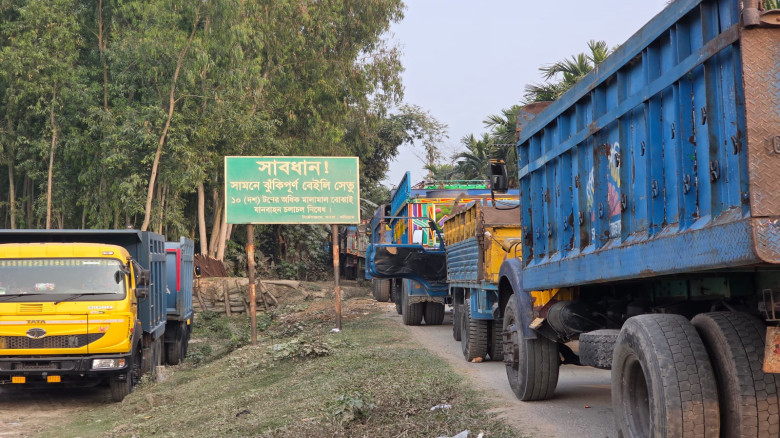 কুড়িগ্রামের সোনাহাট ব্রীজে গাড়ি প্রতি ১০ টনের অধিক...