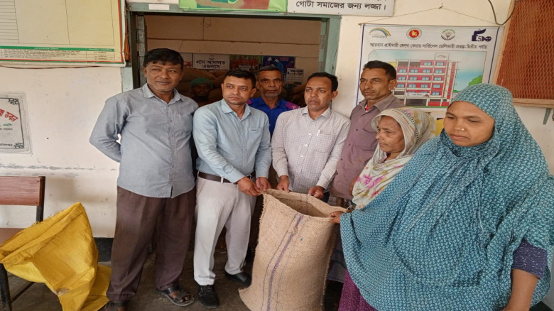 গাইবান্ধায় গিদারী ইউনিয়নে দুস্থদের মাঝে ভিজিএফ-এর ...