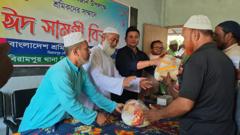 পবিত্র মাহে রমজানে শ্রমিকদের মুখে হাসি—বিরামপুরে ঈ...