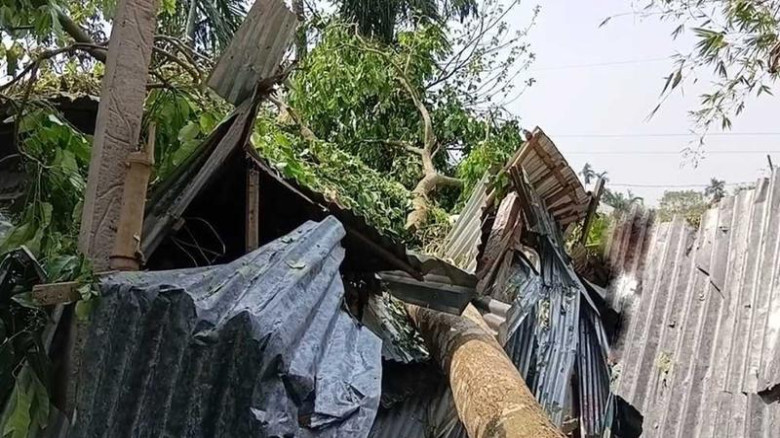 গাইবান্ধায় আকস্মিক ঝড়ে ৫ শতাধিক ঘর লন্ডভন্ড...
