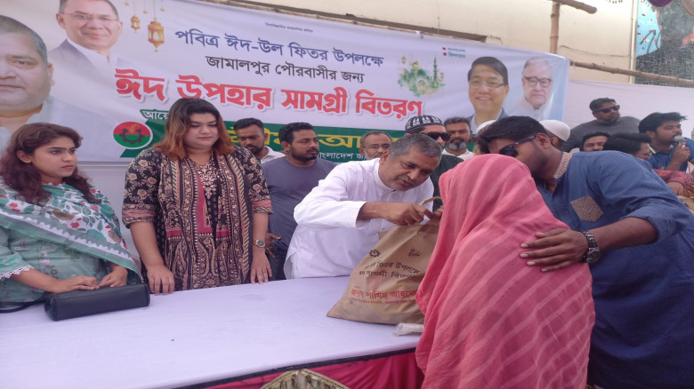 জামালপুরে ঈদ উপহার সামগ্রী বিতরণ করেছেন শামীম আহাম...