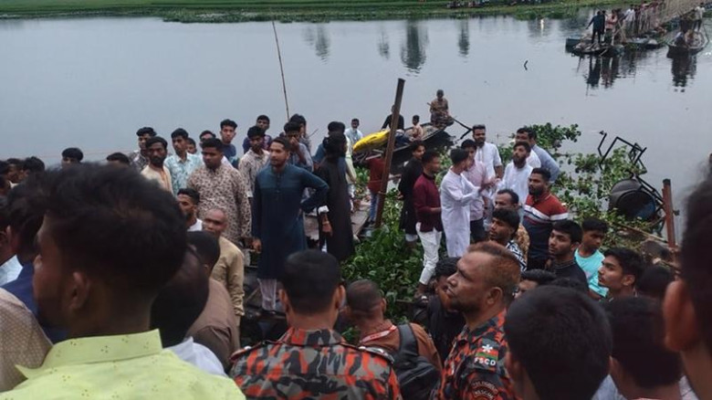 সেতু ভেঙে নদীতে পড়ল শতাধিক মানুষ, ৩ শিশু নিহত...