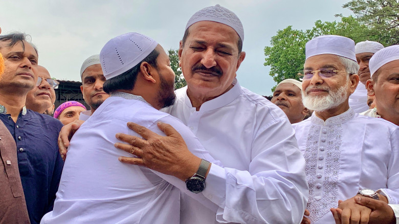 রাজশাহীতে ঈদ উদযাপন, একই কাতারে ঈদের নামাজে শান্তি...