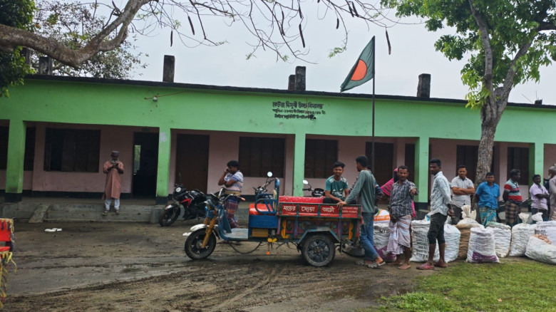 বিরামপুরের কেটরা উচ্চ বিদ্যালয়ে পাঠদানের পাশাপাশি ...