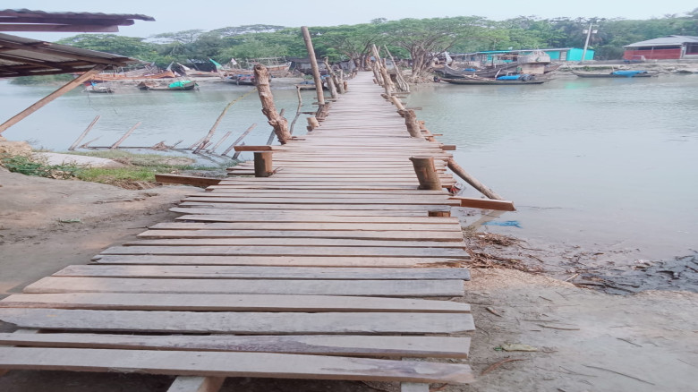জনভোগান্তি চরমে: কমলনগর ও রামগতি সীমান্তে জরুরি ব্...