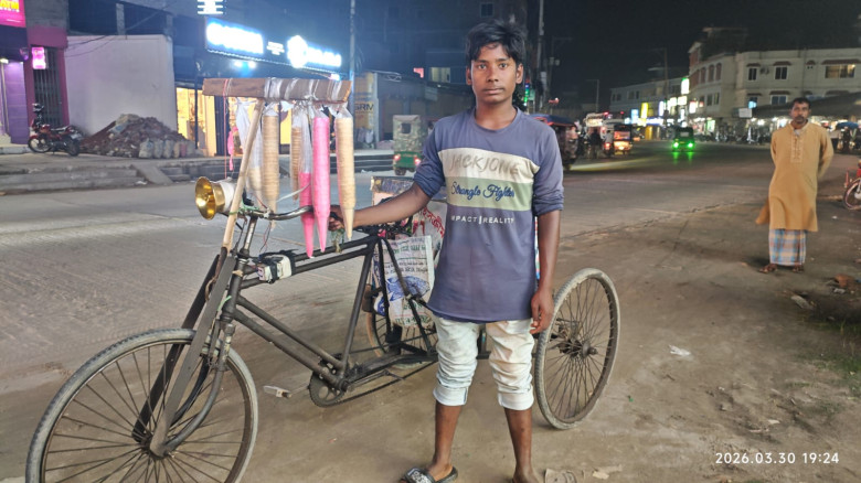 স্কুলের সামনে আইসক্রিম বিক্রি, তবুও বইয়ের টান—শিক...