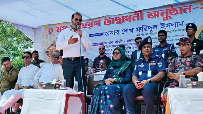 সুন্দরবনে মৌয়ালদের ঝুঁকিমুক্ত মধু সংগ্রহের বিষয়ে স...
