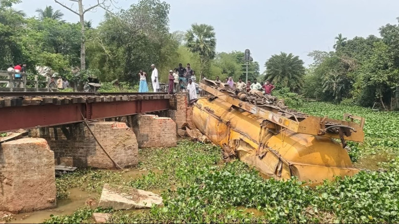 সিলেট রুটে ১৮ ঘণ্টা রেল যোগাযোগ বন্ধ, মাধবপুরে তেল...