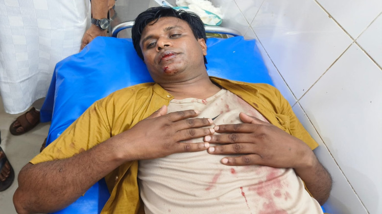নোয়াখালীতে মাটি পরিবহনে বাধা, বিএনপির দু’গ্রুপে সং...
