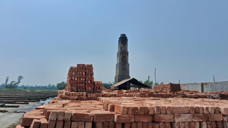 উলিপুরে অবৈধ ইটভাটার বিষাক্ত ধোঁয়ায় কৃষকদের সর্ব...