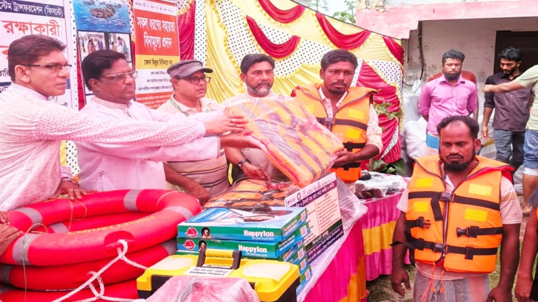 পাথরঘাটায় ১০০ ট্রলারে জীবন রক্ষাকারী সরঞ্জাম বিতরণ...