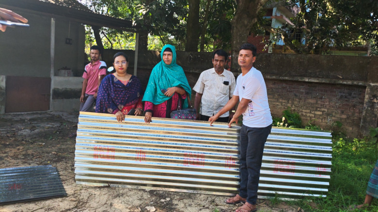 ঘূর্ণিঝড়ে ক্ষতিগ্রস্তদের পাশে সহায়তার হাত বাড়াল বি...