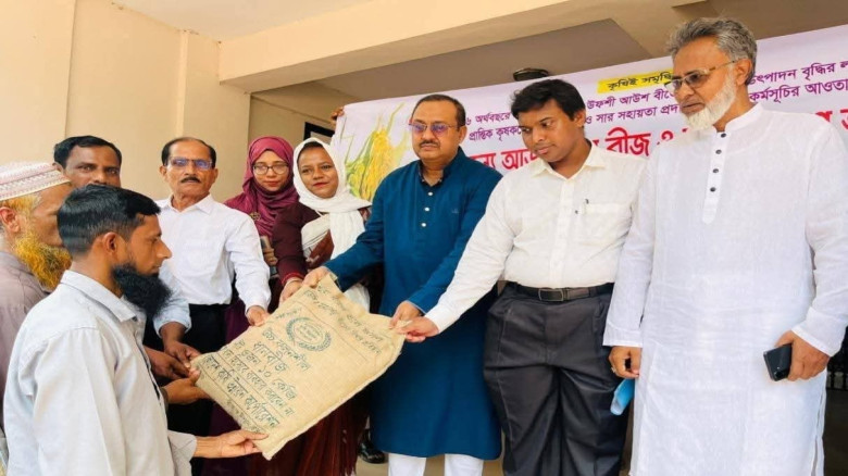 ভালুকায় কৃষকদের মাঝে বিনামূল্যে আউশ ধান বীজ ও সার ...