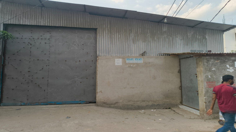 সাভার আশুলিয়ার পূর্ব বাড়ইপাড়ায় অবৈধ জুস তৈরির কারখ...
