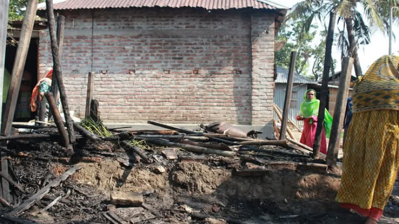 চাটমোহরে অগ্নিকাণ্ডে কৃষকের স্বপ্ন ছাই: ৫টি ঘরসহ গ...