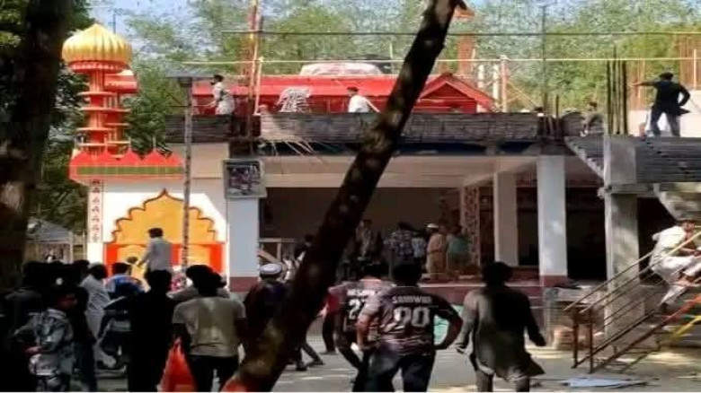 কুষ্টিয়ায় মাজার ভাঙচুরের পর অগ্নিসংযোগ, ‘পীর’ নি'হ...