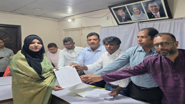 সংরক্ষিত নারী আসনে মনোনয়ন ফরম কিনলেন খাগড়াছড়ি মহিল...